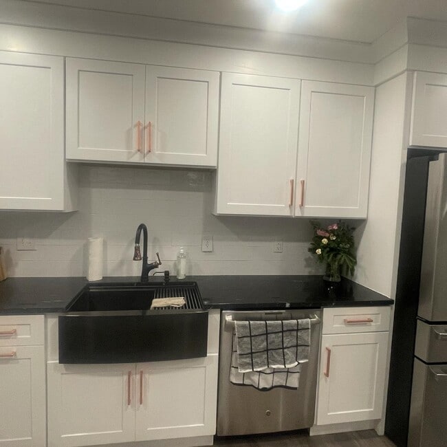 Building Photo - 6718 Deep Creek Dr