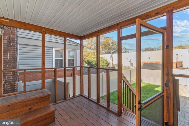 Building Photo - 510 E Nelson Ave