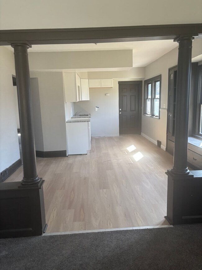 Building Photo - 2bd UPSTAIRS Duplex Section 8