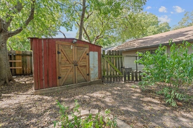 Building Photo - 10103 Woodland Village Dr