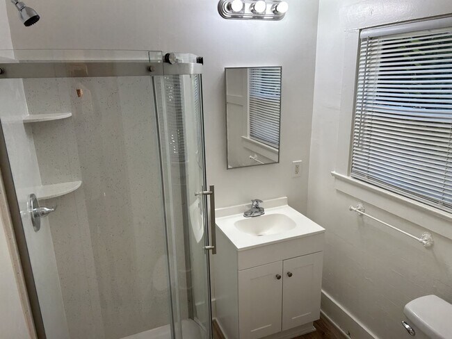 Building Photo - Sweet 1 Bedroom Charmer