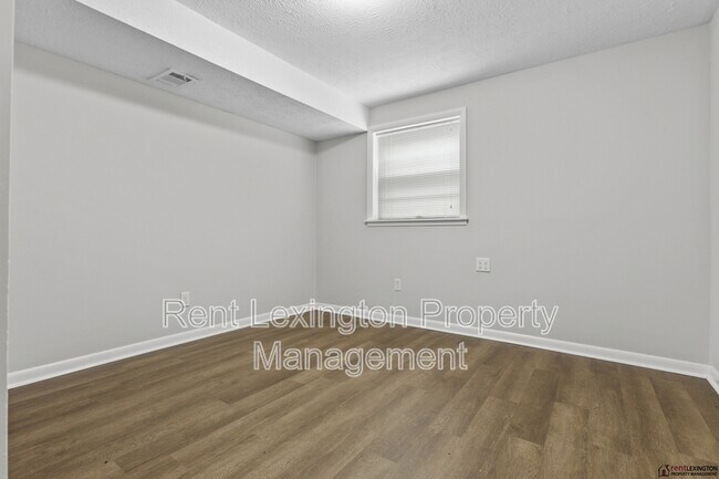 Building Photo - 2124 Violet Rd