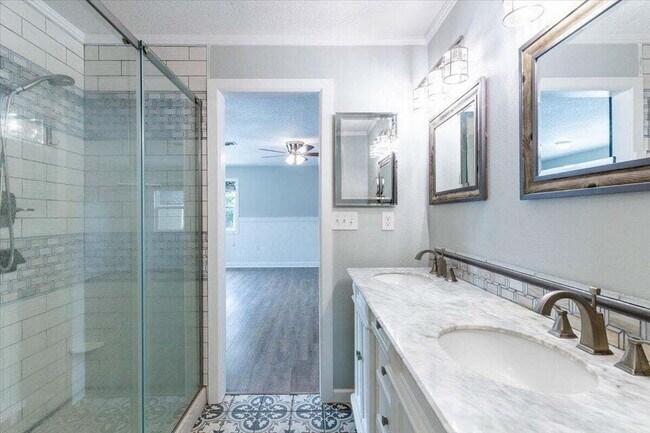 Building Photo - "Charming 3-Bed Oasis with Private Pool in Fort Walton Beach!"