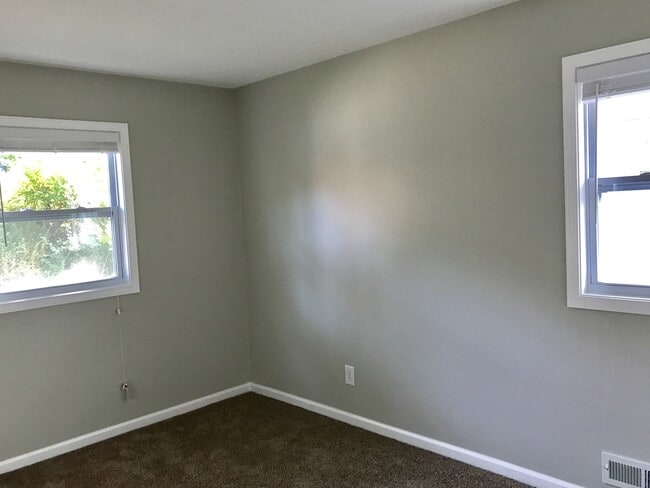 Building Photo - Robbinsdale's 3-Bedroom Home with Walk-Out Deck!