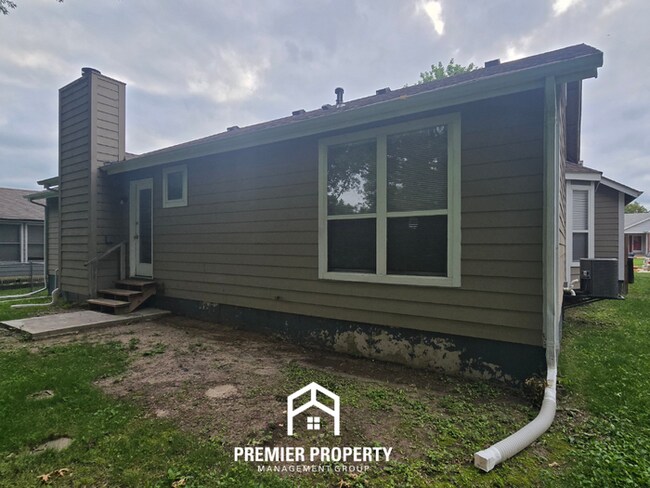 Building Photo - Stunning 3BR/2BA Florissant Home with Fireplace, 2-Car Garage & Fenced Yard!