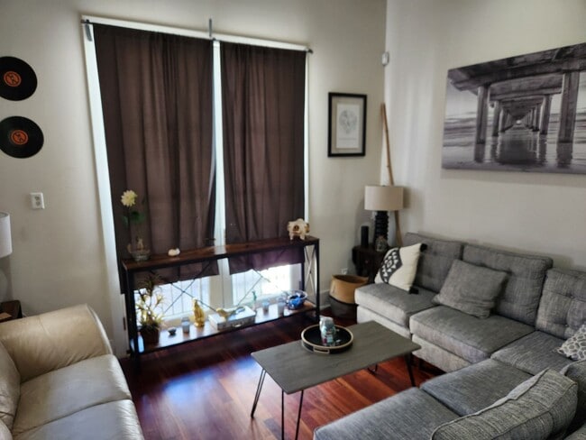 Building Photo - Downtown Rental