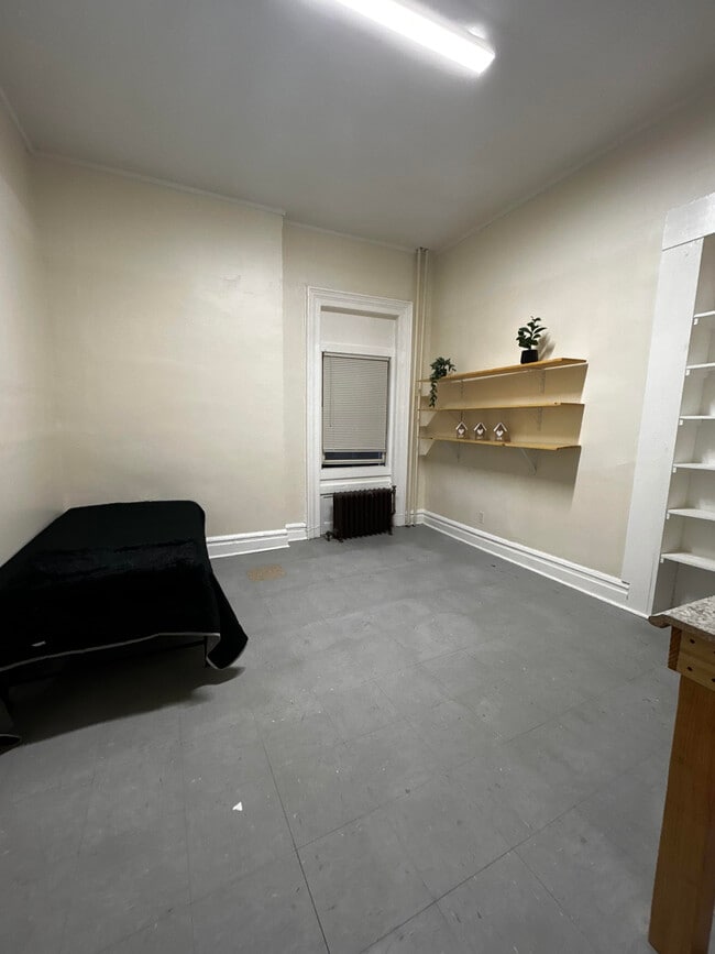 Building Photo - ** Rooming House **