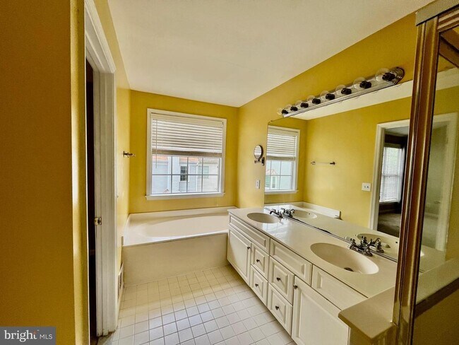 Building Photo - 7504 Lamoyne Ct