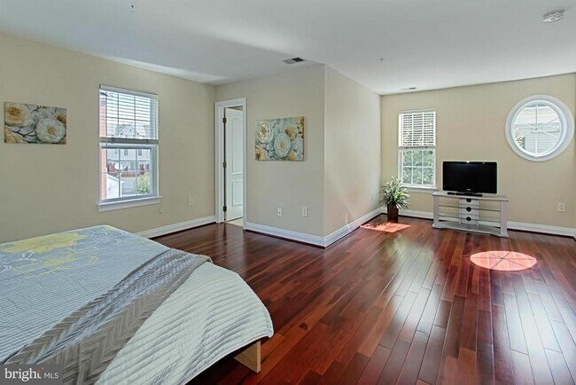 Building Photo - 5060 Kilburn St