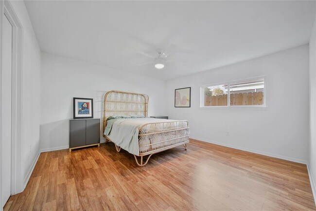 Building Photo - 1408 Hughes St