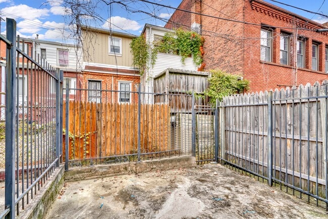 Building Photo - Woodward St