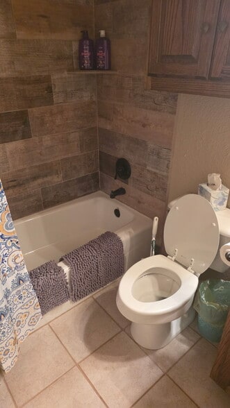 Full bathroom - 12551 Saddle Club Dr
