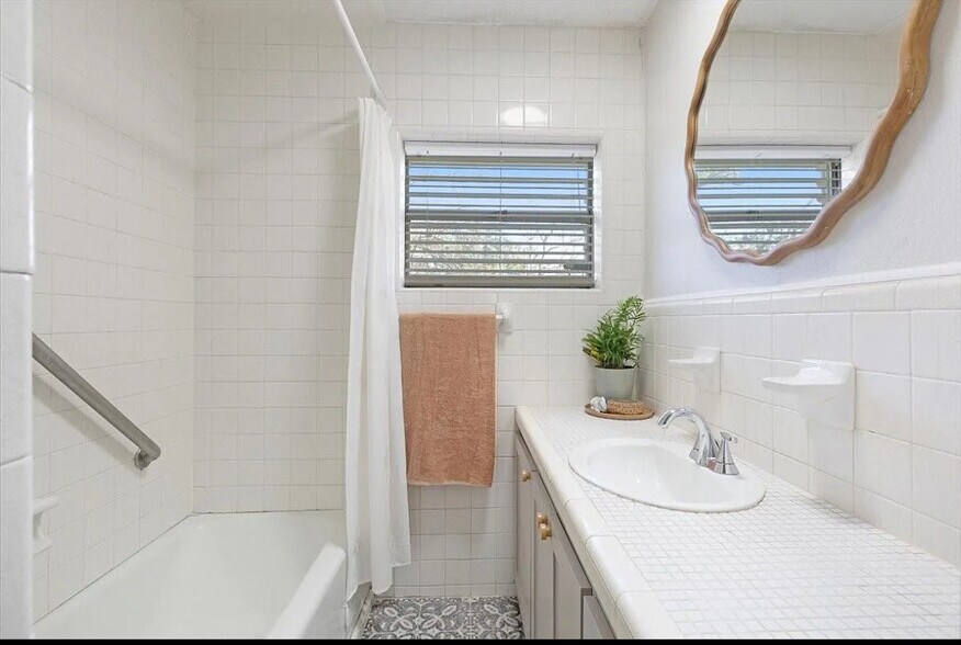 Building Photo - 334 Pennington Dr