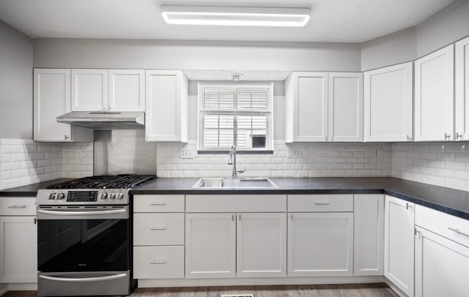 Building Photo - 2026 Dowd Ave