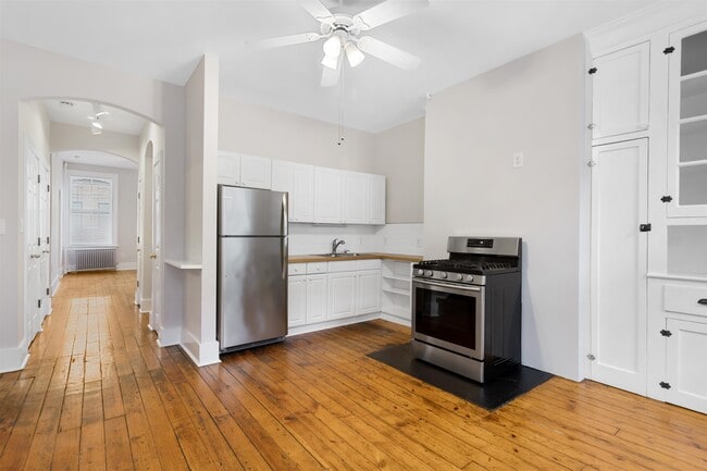 Building Photo - 320 8TH St