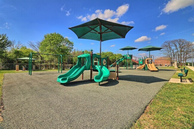 Building Photo - 1208 Bluffview Dr