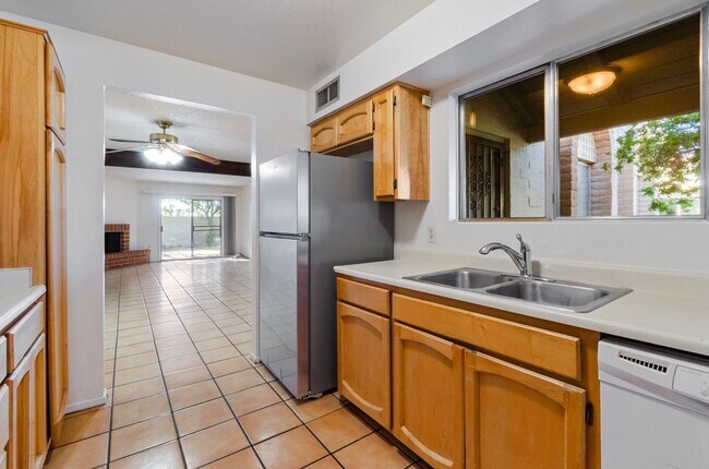 Building Photo - Cozzy Townhome with incredible mountain views! New Kitchen Appliances!