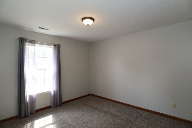 Building Photo - 3 Bedroom Fishers Rambler!
