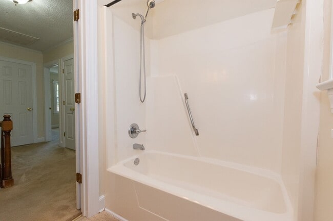 Building Photo - MOVE-IN READY $900 off first month