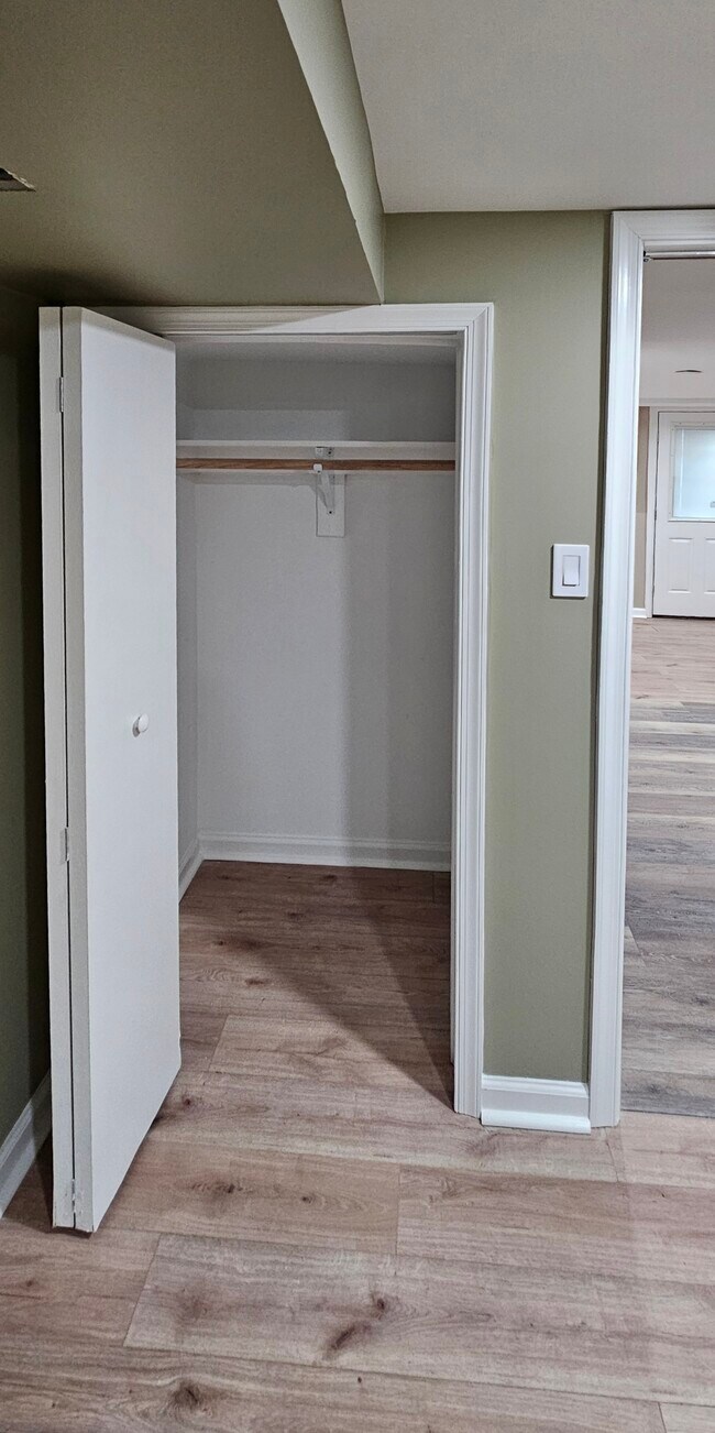 Building Photo - 4633 Kernwood Ave