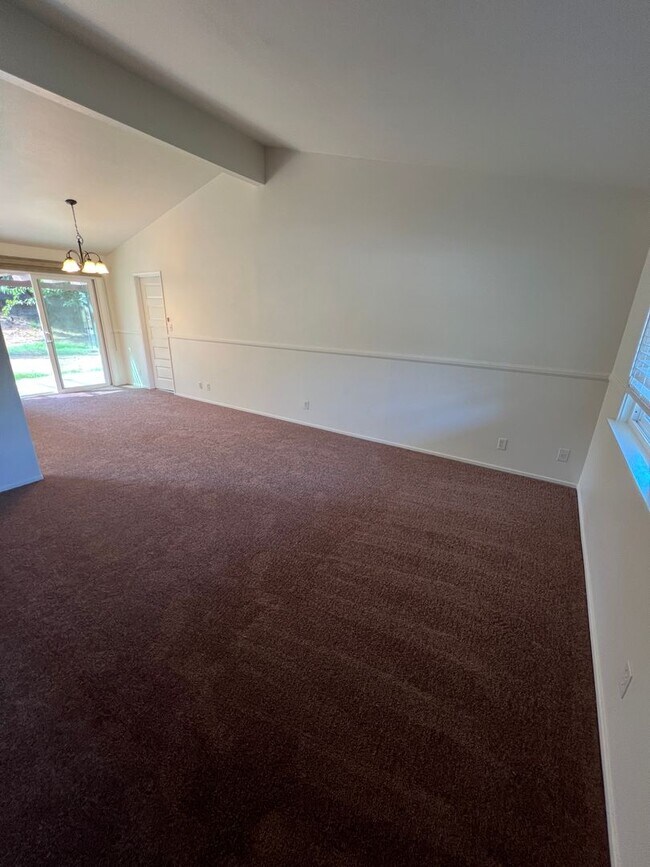 Building Photo - FOR RENT 3+1 IN SIMI VALLEY