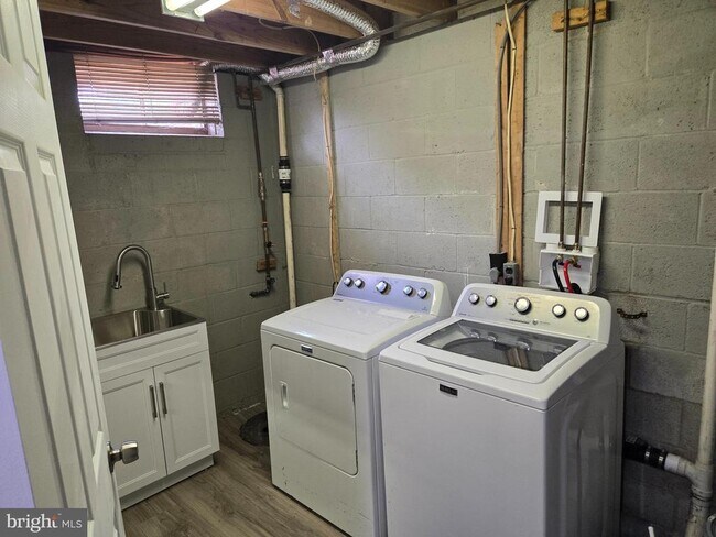 Building Photo - 33 S Ann St