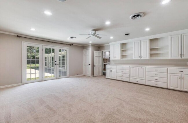 Building Photo - 6307 Deloache Ave