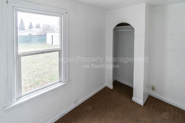 Building Photo - 2911 E Rowan Ave