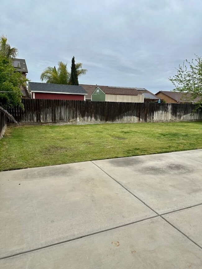 Building Photo - Clean and neat 4 bedroom, 2 bathroom single story in the Fancher Creek area 93727