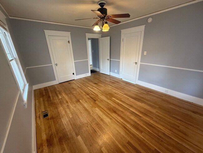 Building Photo - 3 bed/1 bath house