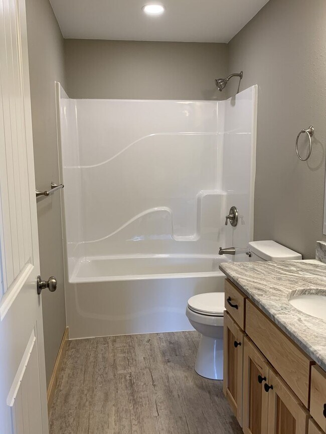 Building Photo - Gorgeous 3 bed, 2.5 bath single family hom...
