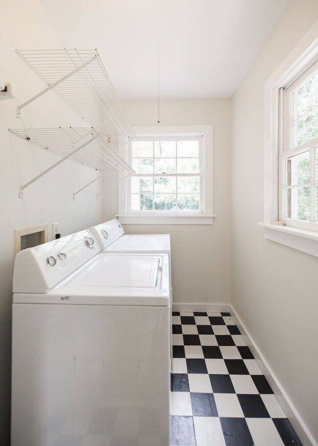 Building Photo - 1273 E Broad St