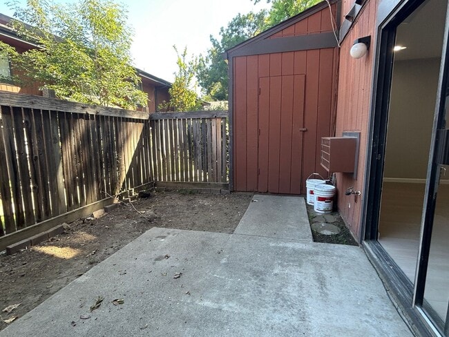 Building Photo - Nice 3br/1.5ba Town Home. Great school. Wa...