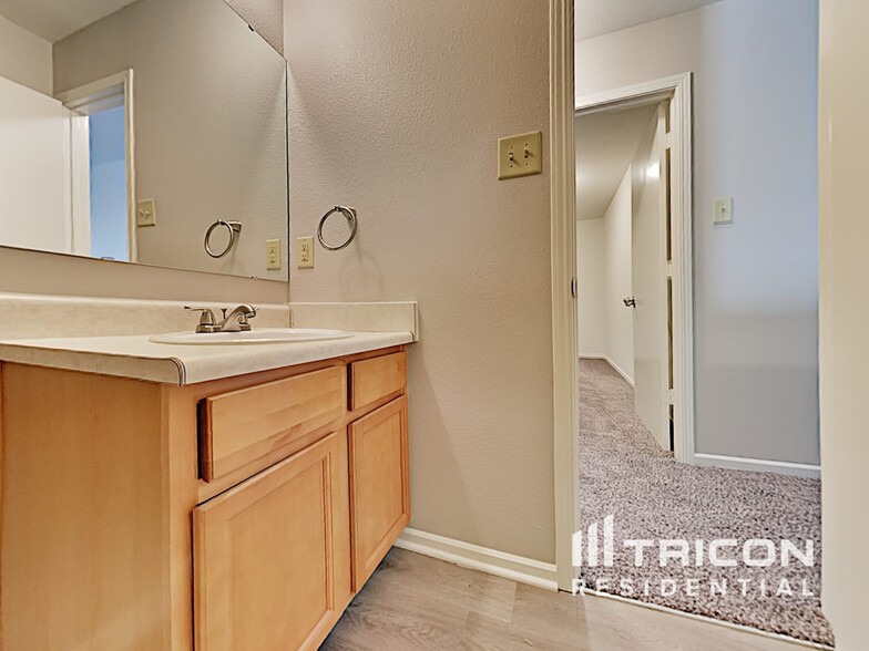 Building Photo - 1413 Bluestem Dr
