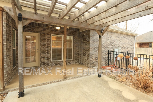 Building Photo - 2106 SW Huntwick Ave