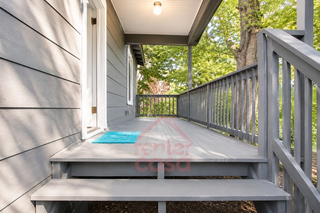 Building Photo - THE CUSTER| Atlanta home just a 4-minute walk to the bus stop at Willingham Dr @ Colville Ave, of...