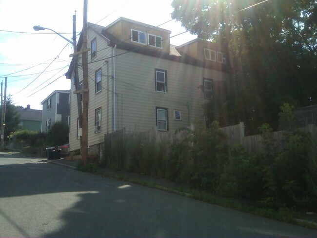 Building Photo - 19 Nichols St