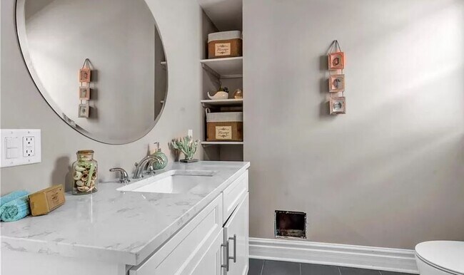 Building Photo - 484 W Utica St