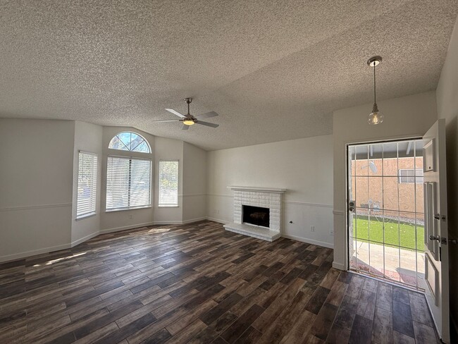 Building Photo - Palmdale 3 + 2 Available Now!