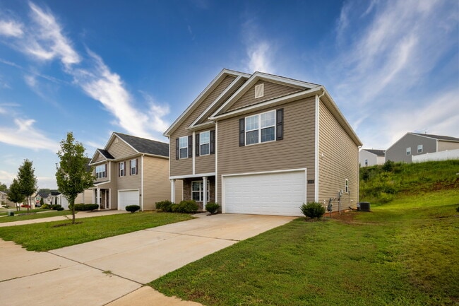Building Photo - Spacious house with large office and 3 bedrooms in pool community. Available after July 10!
