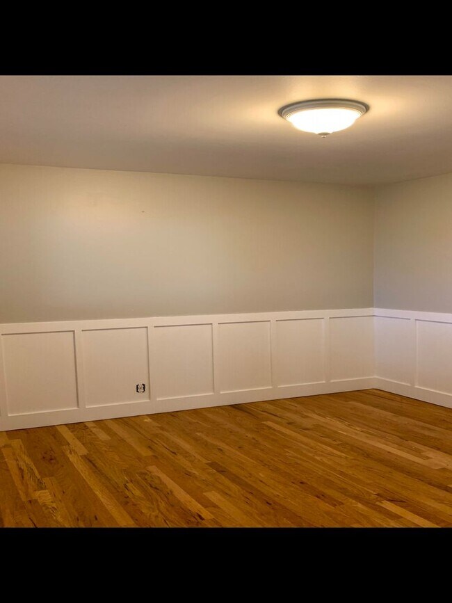 Building Photo - 550 E 250 N