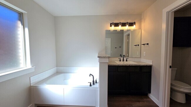 Building Photo - 512 Savannah St