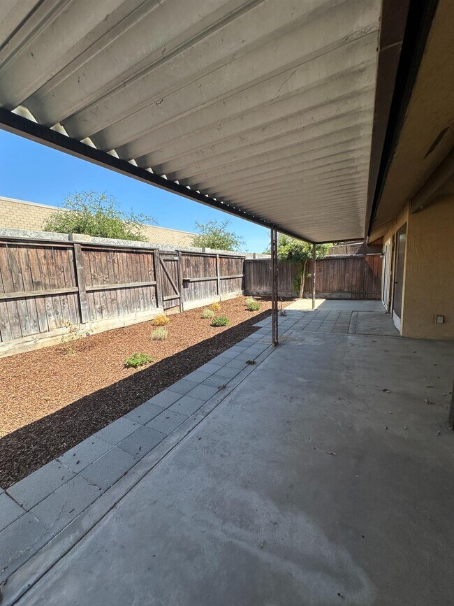 Building Photo - 5072 N Forkner Ave