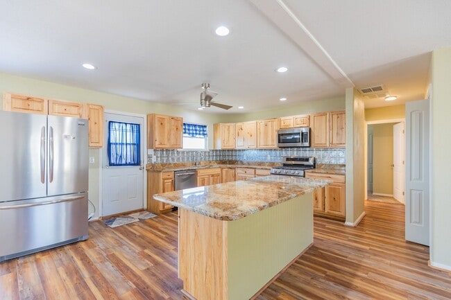 Building Photo - Charming 3 Bed 1 Bath Home