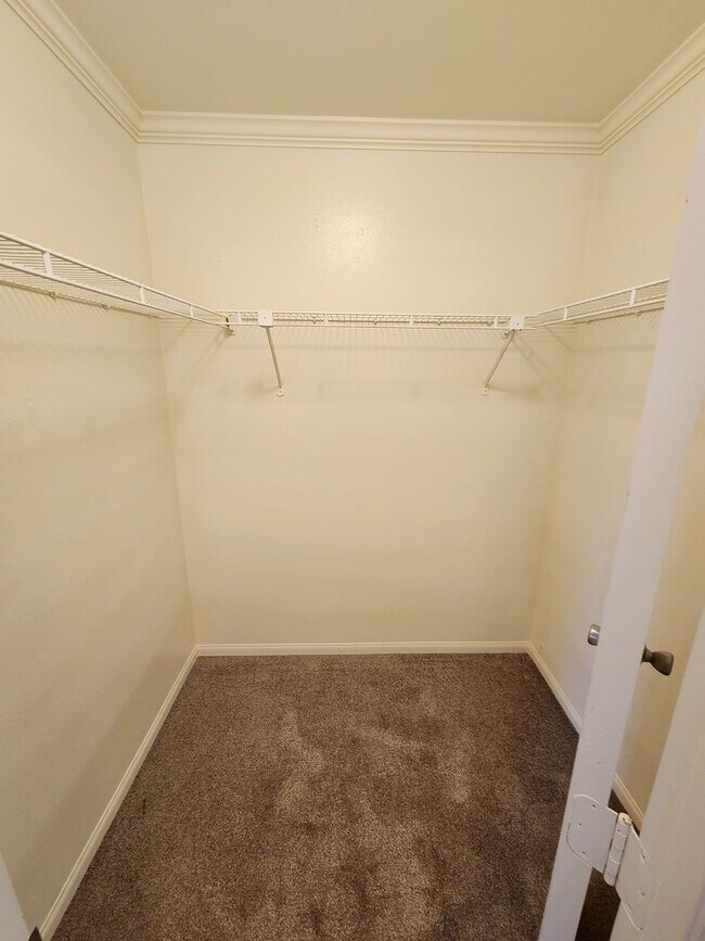 Building Photo - Upper 1 Bedroom Unit Located in Verano Com...