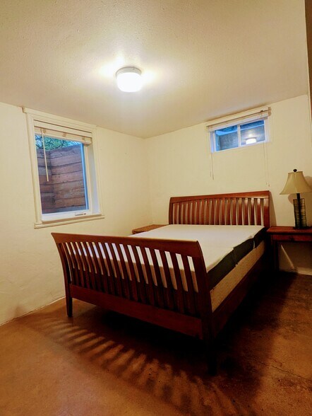 Queen-sized bed - 414 N Avenue E Ave