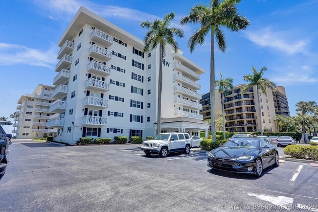 Building Photo - 1021 Hillsboro Mile