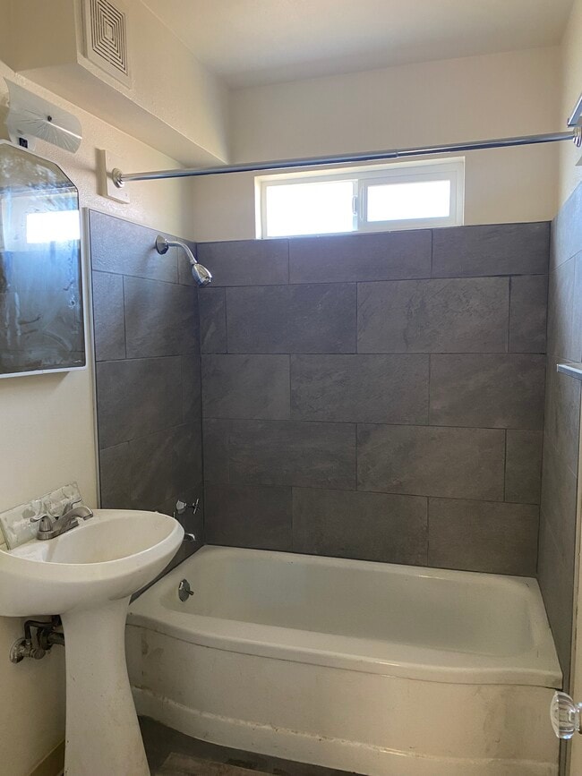 Building Photo - 1415 18th St NE