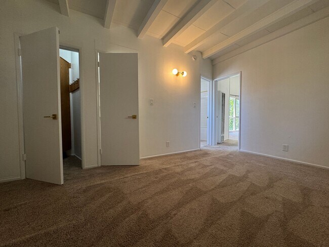 Building Photo - 4418 Vantage Ave