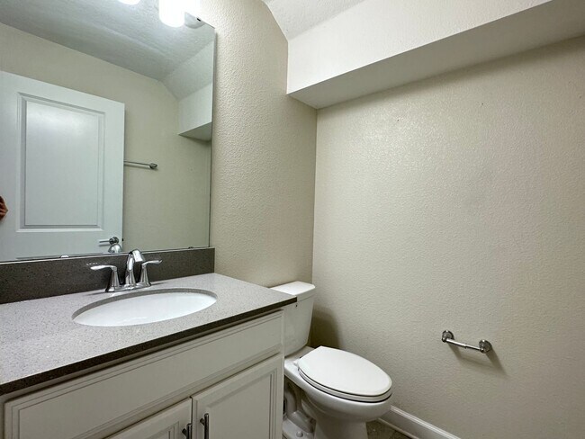 Building Photo - 4 Bed 3.5 Bath Townhouse for rent in Storey Lake